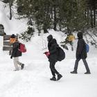Migranti, la neve sulle Alpi si scioglie e scopre gli uomini morti durante la traversata