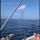 Esplosioni dal cratere di Stromboli, la colonna di fumo vista dal mare