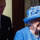 Il cappello della regina Elisabetta fa scoppiare il caso due anni dopo: il significato nascosto