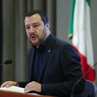 «Basta asilo agli irregolari». Blitz di Salvini spacca M5S