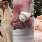 Michela Murgia e le nozze con Lorenzo Terenzi, dalla frase sull'abito (Dior) all'anello con la rana: tutti i significati del non-matrimonio della famiglia queer