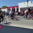 Los Angeles, auto tenta di investire manifestanti in bici