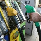 Carburanti, prezzi continuano a scendere con taglio accise. Alla pompa -29 cent/litro su benzina e diesel self service