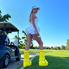 Influencer con gli stivali alla moda sul campo da golf. I fan: «Ridicoli, sembri un clown». Ecco il prezzo