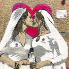 Kate Middleton bacia Meghan Markle, a Milano il murale di Tv Boy per il Pride
