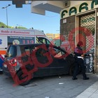 Roma, ambulanza passa col rossa, centra un'auto e si schiantano contro la farmacia: ferita una donna