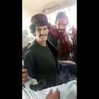 Comico afghano arrestato e preso a schiaffi dai talebani, ma lui continua a fare battute