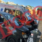 Roma, ambulanza passa col rosso e centra un'auto: i due mezzi si schiantano contro la farmacia. Ferita una donna