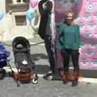 Fratelli d'Italia circonda Montecitorio con i passeggini per la festa della mamma