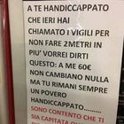 Milano, multato per aver parcheggiato nel posto disabili, lascia cartello di insulti