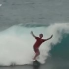 Surfista sfida le onde e muore