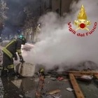 Milano, vigili del fuoco aggrediti mentre spengono un incendio a Capodanno: rubate anche le chiavi dell'autopompa