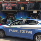 Commando di 7 persone picchia titolari e clienti nei bar notturni: nuovo colpo a Settecamini
