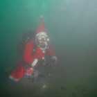 Babbo Natale subacquei nel lago di Castel Gandolfo: c'è un presepe a 40 metri di profondità