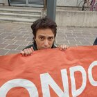 Attivisti Ultima Generazione bloccano un viale a Milano