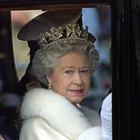 Coronavirus, la Regina Elisabetta scopre a 93 anni le videochiamate: corso intensivo