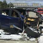 Tesla si schianta contro un albero, poi l'esplosione: morto il conducente, la moglie cita per danni l'azienda