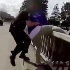 Sta per lanciarsi dal ponte, poliziotti lo salvano così