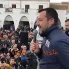 Salvini a un contestatore «Lascia nome e cognome, hai vinto 10 migranti»