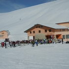 Abruzzo bianco, i cannoni sparano già neve artificiale sulle piste: stagione al via dal 4 dicembre