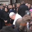Papa Francesco prega ai piedi dell'Immacolata a piazza di Spagna, tra i fedeli anche la Raggi