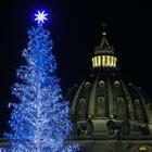 Vaticano, inaugurati l’eco-albero di Natale e il presepe monumentale in Piazza San Pietro