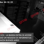 VIDEO ESCLUSIVO Roma, la "banda del coprifuoco" assalta il negozio di Iphone. Tutte le fasi della rapina