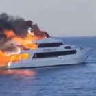 Yacht in fiamme nel Mar Rosso, passeggeri si tuffano in mare per salvarsi: tre turisti dispersi