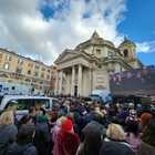 Maurizio Costanzo, i funerali. Una folla di romani in piazza per l'ultimo saluto al re dei talk: «Per tutti era uno di famiglia»