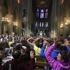 Parigi, uomo aggredisce poliziotto con un martello a Notre Dame: spari e panico, agente ferito