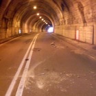 Bergamo, crollo in galleria: auto colpita da calcinacci sbanda provoca un incidente