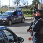Roma, rubano uno scooter ma danneggiano la ruota: cadono in strada inseguiti dai carabinieri