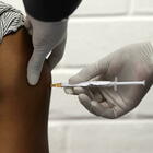 Covid, il vaccino italiano è vicino: «Prime dosi a novembre se i test vanno bene»