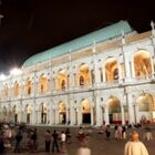 Ragazza di 15 anni cade dalla Basilica Palladiana di Vicenza: è grave. Soccorsa dai passanti. Tutte le ipotesi degli investigatori