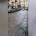 Maltempo a Napoli, un fiume d'acqua travolge il Rione Sanità