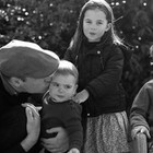 Kate Middleton risponde a Meghan Markle: nella foto di Natale c'è William con i figli