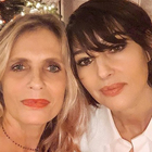 Isabella Ferrari e Monica Bellucci, gli auguri delle "best friends": «Sorprese sotto l'albero»