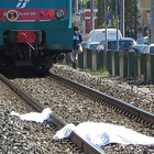 Travolto e ucciso dal treno: camminava sui binari, traffico ferroviario in tilt