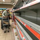 I russi sotto le sanzioni per la guerra in Ucraina: zucchero +37%, cipolle +40%, pomodori +12,3%: liti al supermercato Video