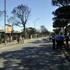 Roma, gli autodemolitori bloccano via Casilina con le lamiere bruciate dall'incendio