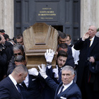 Funerali Costanzo: l'uscita del feretro e la folla FOTOGALLERY