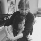 Shannen Doherty e la battaglia contro il cancro: su Instagram le foto in cui si rasa i capelli
