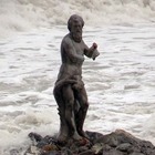Ostia, la statua di Nettuno travolta dalla burrasca: perso il tridente tra le onde