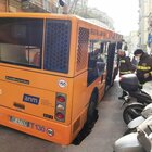 Napoli, voragine in strada al passaggio dell'autobus: «Paura tra i passeggeri»