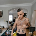 Robbie Williams "senzatetto": «Venduto tutte le case, ora non abbiamo un posto dove vivere»