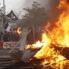 Gilet gialli, scontri a Parigi con polizia: barricate e transenne in fiamme a Champs-Elysees. Diretta video