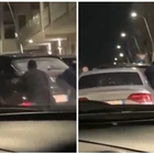 Auto parcheggiata a bordo strada rubata in mezzo al traffico: nel video dell'automobilista i quattro ladri col passamontagna in azione
