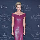 Charlène di Monaco elegantissima sul red carpet, l'abito è tutto un luccichìo