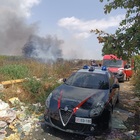 immagine Terra dei Fuochi, incendio nel campo rom di Giugliano: c'è una nuvola di fumo nero