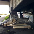 Discarica abusiva di materassi sotto il ponte di via Nomentana sulla circonvallazione Salaria (foto Daniele Leone/Ag.Toiati)